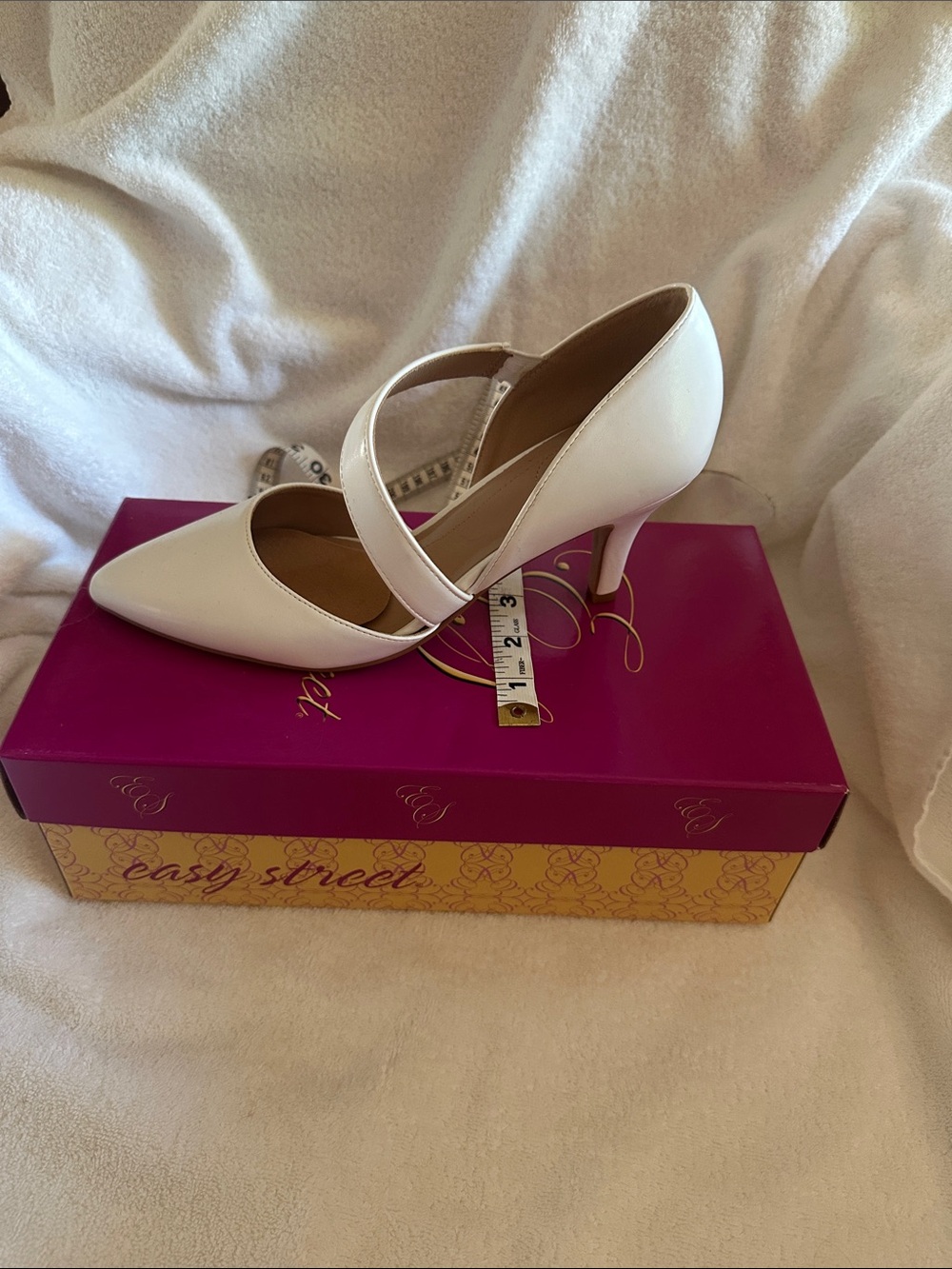 White Pointed-Toe Pump with Cross Strap Sz 8
